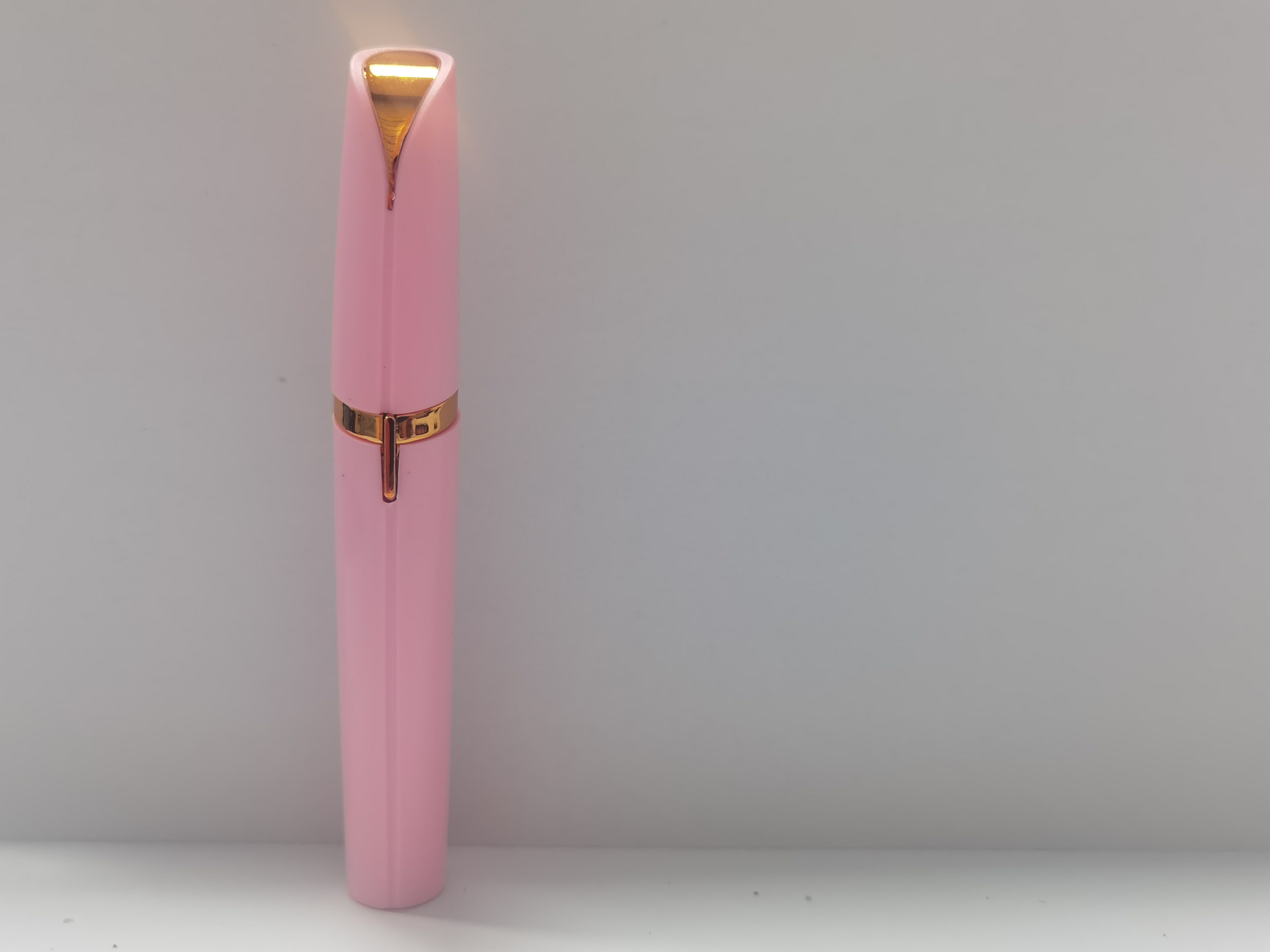 Mini Aparador Elétrico de Sobrancelhas – Removedor de Pelos Indolor
Aparador de sobrancelhas em formato de batom, com lâmina de precisão e luz LED integrada. Remove os pelos de forma indolor e eficaz. Compacto, portátil e ideal para retoques rápidos.