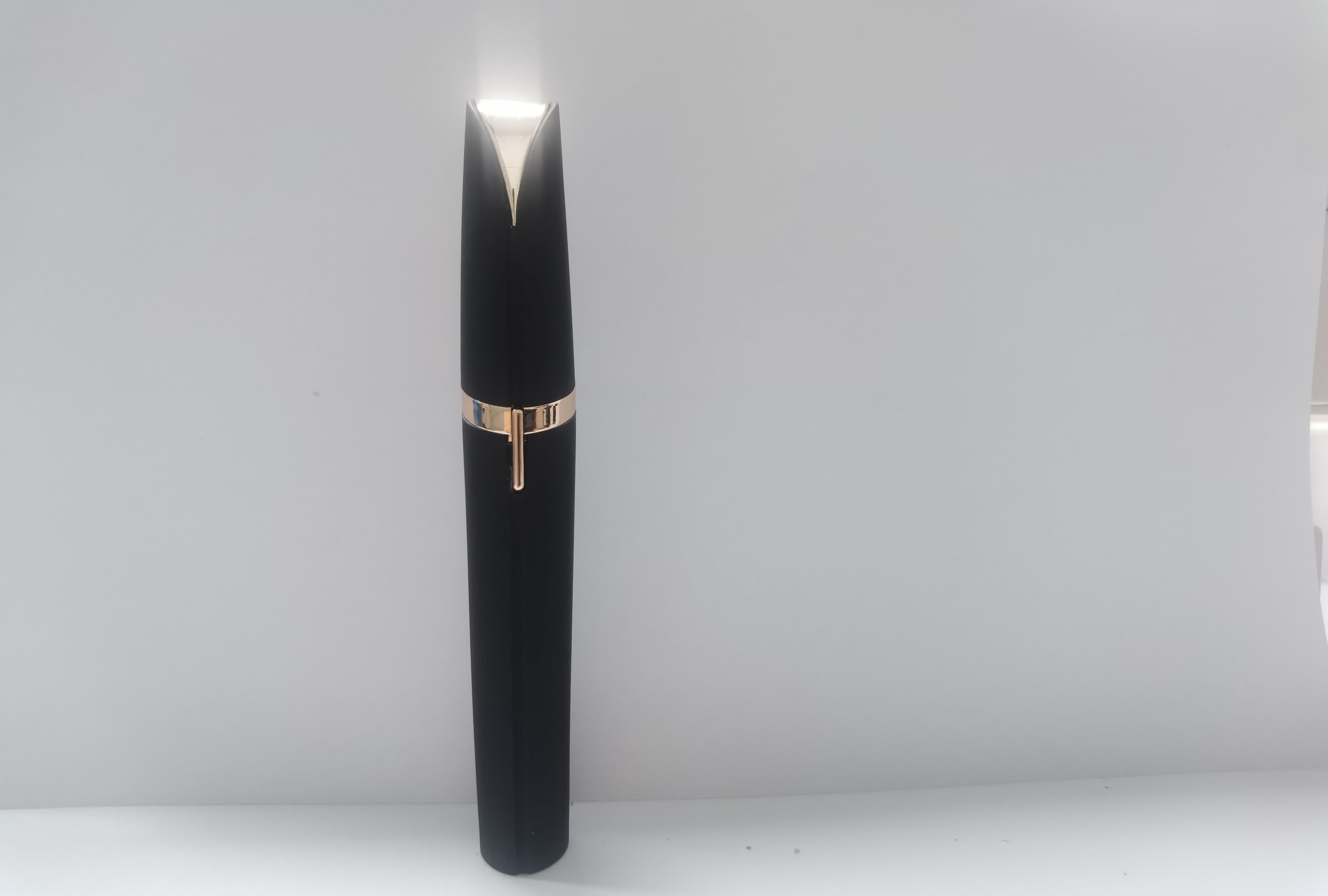Mini Aparador Elétrico de Sobrancelhas – Removedor de Pelos Indolor
Aparador de sobrancelhas em formato de batom, com lâmina de precisão e luz LED integrada. Remove os pelos de forma indolor e eficaz. Compacto, portátil e ideal para retoques rápidos.