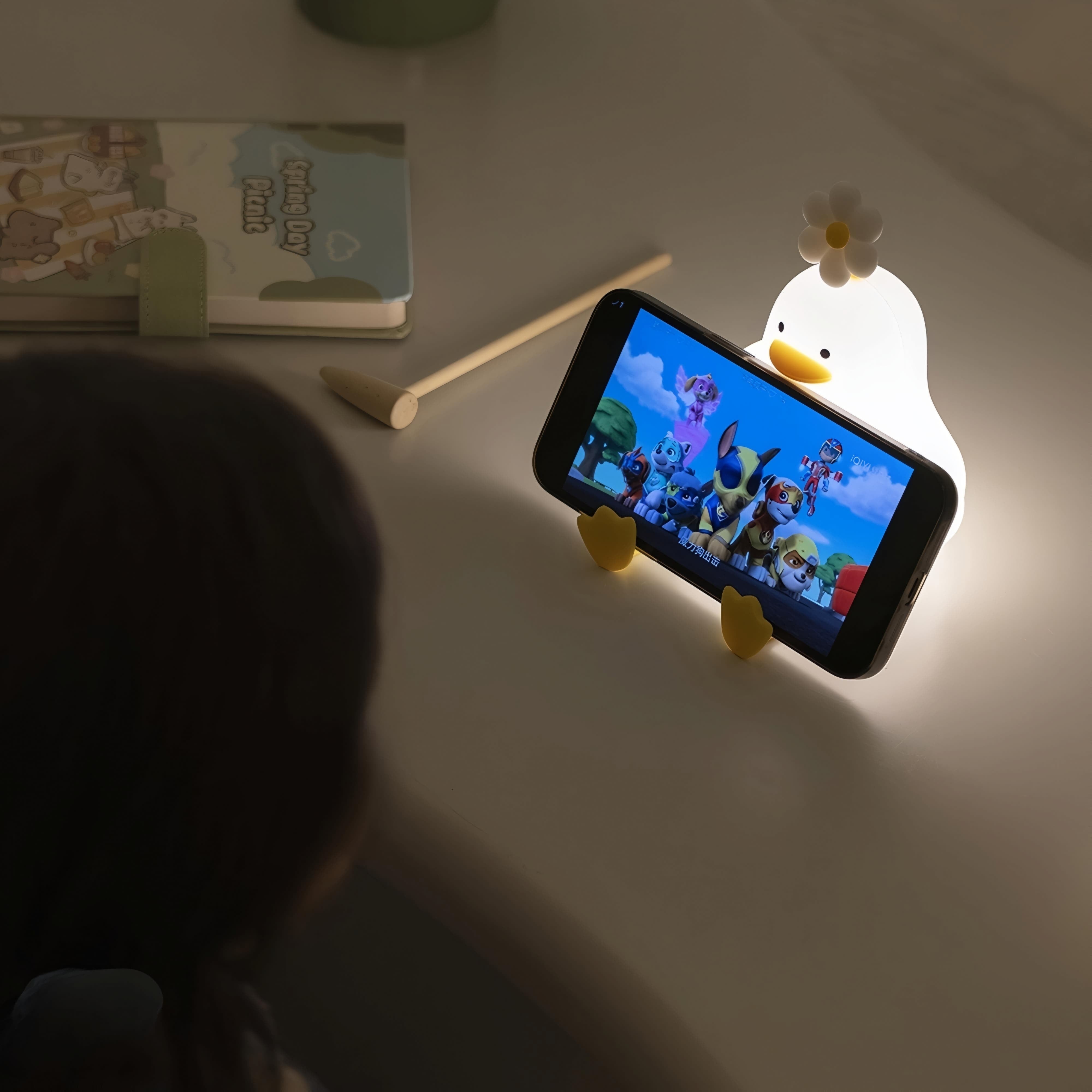 Luminária Infantil Abajur Siliconado Pato Florzinha Luz Quente LE-5861 (LUMINLE